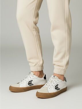 Cariuma Salvas White Leather and Suede Gum Sole Sneakers black logo 8.5